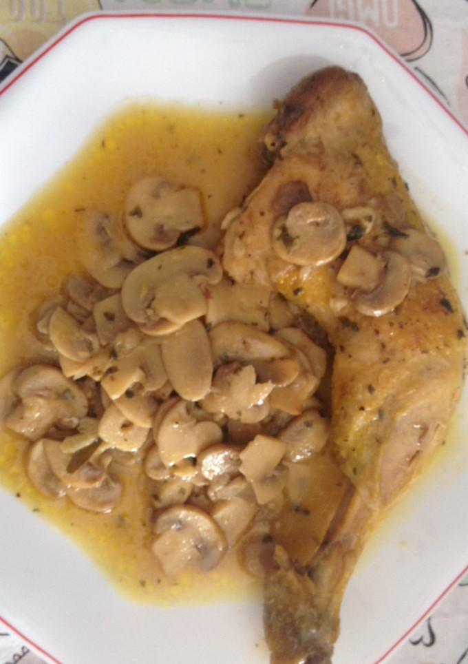Una foto de Muslos de pollo con champiñones al limón
