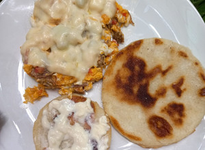 Una foto de Huevos revueltos (carne desmechada, tomate, queso)