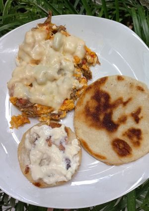 Una foto de Huevos revueltos (carne desmechada, tomate, queso)