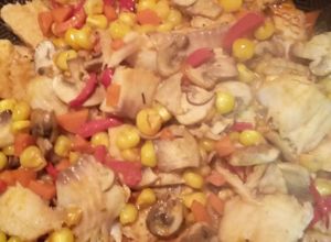 Una foto de Filete de tilapia con maíz y champiñones