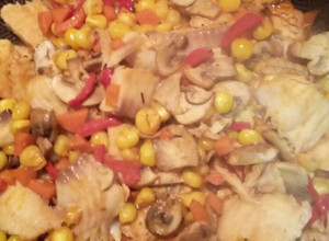 Una foto de Filete de tilapia con maíz y champiñones