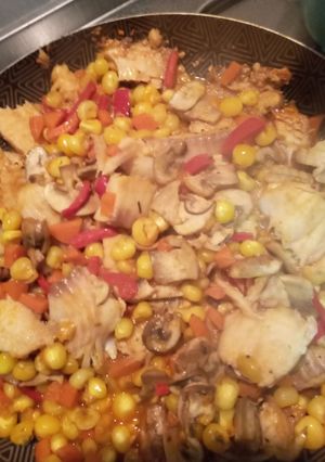 Una foto de Filete de tilapia con maíz y champiñones