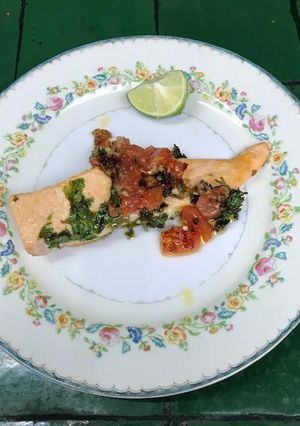Una foto de Salmón al cilantro