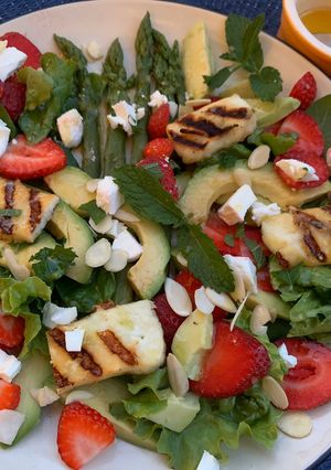 Une photo de Salade printanière aux fraises