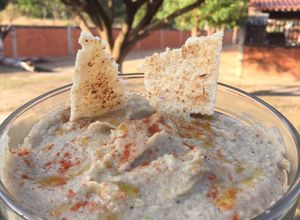 Una foto de Hummus de Berenjenas ahumadas y lentejas : una nutritiva crema para untar