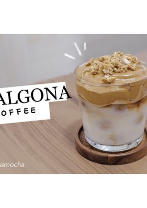 รูปของ Dalgona Coffee ☕ คาเฟ่ที่บ้าน