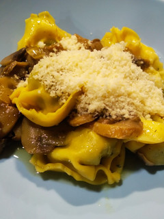 Una foto de Tortellini rellenos de ricotta y espinacas con champiñones