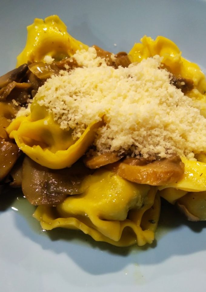 Una foto de Tortellini rellenos de ricotta y espinacas con champiñones