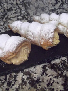 Una foto de Conos de hojaldre rellenos de crema de turrón