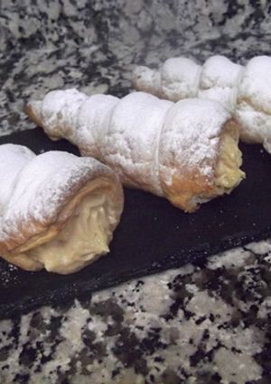Una foto de Conos de hojaldre rellenos de crema de turrón