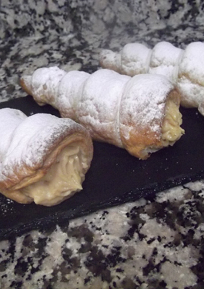 Una foto de Conos de hojaldre rellenos de crema de turrón