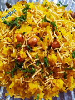 कांदा पोहा (Kanda Poha recipe in Hindi) रेसिपी मुख्य फोटो