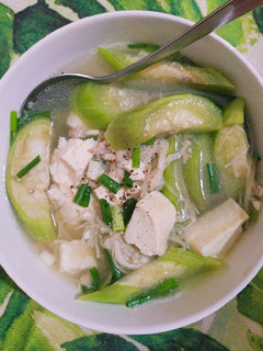 Hình của món Bữa tối cùng canh mướp đậu phụ nấm.