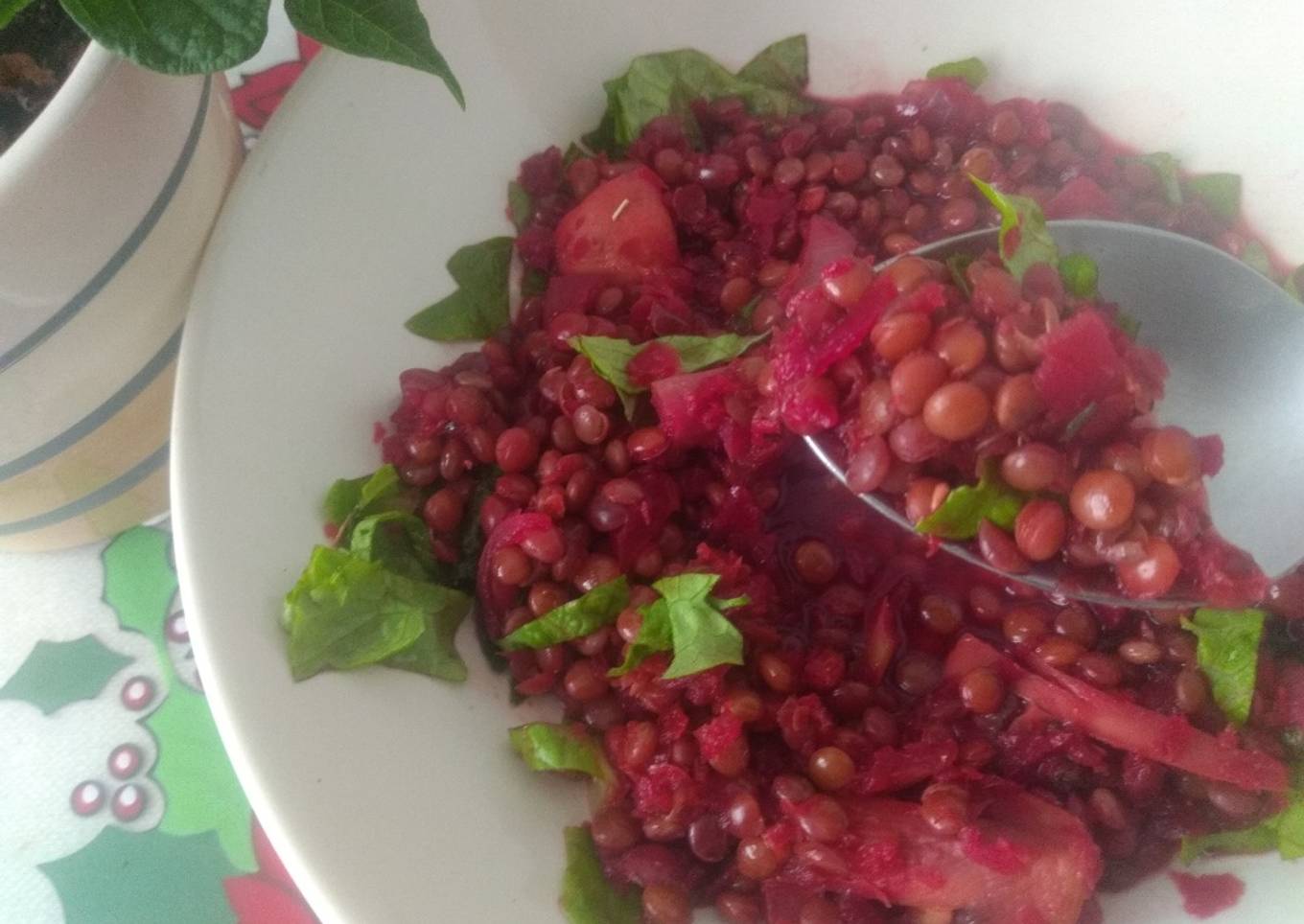 Guiso de lentejas, remolacha, hierbas aromáticas y agua de mar