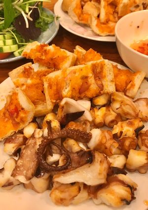 Hình của món Bạch tuộc và bánh mì nướng sate.