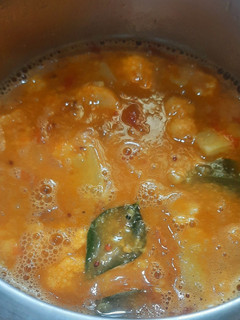காலிஃபிளவர் சாம்பார்(cauliflower sambar recipe in tamil) செய்முறை முக்கிய புகைப்படம்
