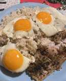 Filetes de pangasius (pescado) con huevos y arroz