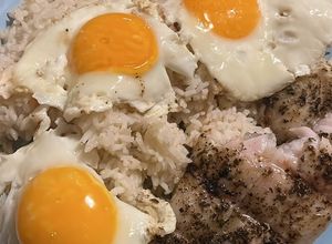 Una foto de Filetes de pangasius (pescado) con huevos y arroz
