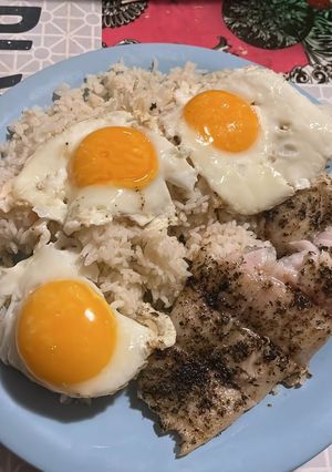 Una foto de Filetes de pangasius (pescado) con huevos y arroz