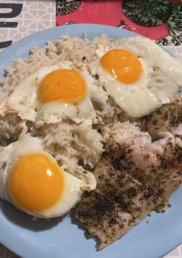 Una foto de Filetes de pangasius (pescado) con huevos y arroz