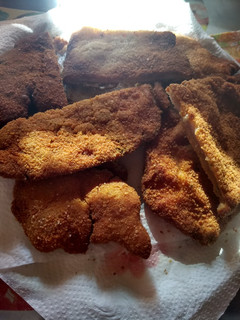 Una foto de Milanesas de pollo con papas fritas