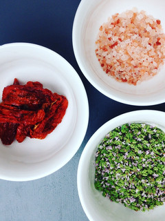 Une photo de :: Sel rose aromatisé tomates séchées & fleurs d'origan::