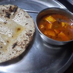 A picture of Matar paneer.
