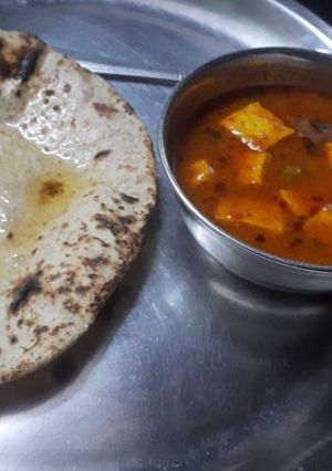 A picture of Matar paneer.