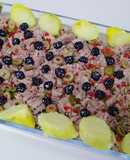 Ensalada de atún con bolitas de queso crema y ajonjolí negro