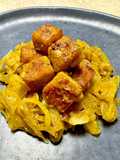 Tempeh fritto, con cipolle stufate al curry piccante