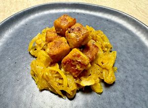 Foto di Tempeh fritto, con cipolle stufate al curry piccante