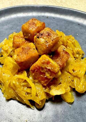 Foto di Tempeh fritto, con cipolle stufate al curry piccante