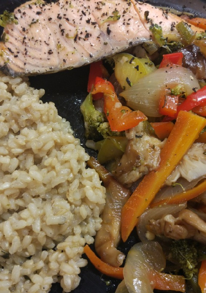 Una foto de Verduras salteadas, salmón y arroz trufado