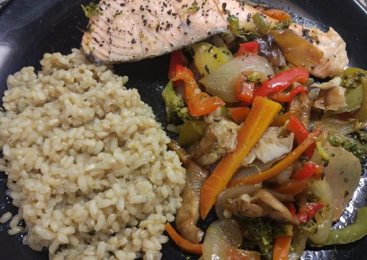 Verduras salteadas, salmón y arroz trufado