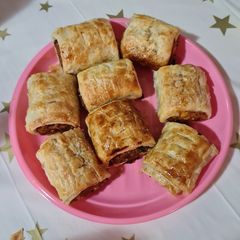 A picture of Sausage Rolls (pork) with puff pastry.