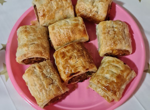 A picture of Sausage Rolls (pork) with puff pastry.
