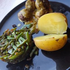Stringbeans with vegan balls and Blackwell sauce A picture of Stringbeans with vegan balls and Blackwell sauce.