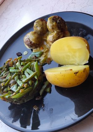 A picture of Stringbeans with vegan balls and Blackwell sauce.