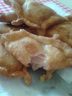 Una foto de Empanadas o pastelitos de jamón y queso