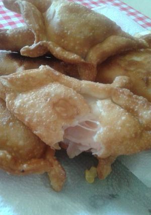 Una foto de Empanadas o pastelitos de jamón y queso