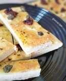 Focaccia con tomate y alcaparras
