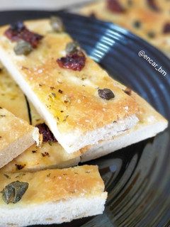 Una foto de Focaccia con tomate y alcaparras