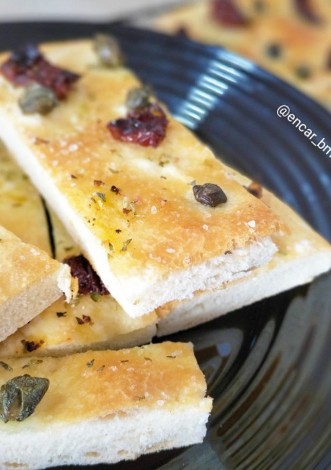 Una foto de Focaccia con tomate y alcaparras