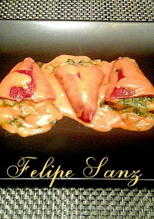 Foto principal de Pimientos del piquillo rellenos de espinacas y gambas