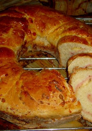 Una foto de Rosca de jamón y queso