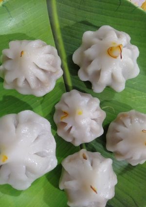 उकडीचे मोदक (ukadiche modak recipe in marathi) रेसिपी चे मुख्य फोटो