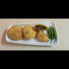 A picture of Matar Kachori.