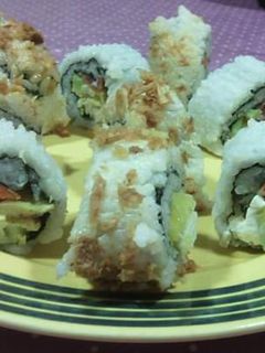 Una foto de California roll / maki (sushi)