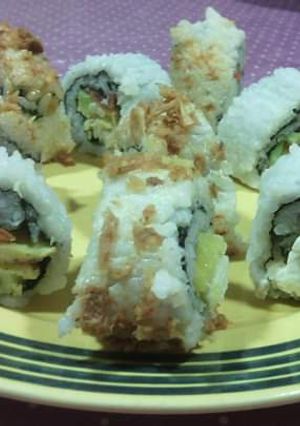 Una foto de California roll / maki (sushi)