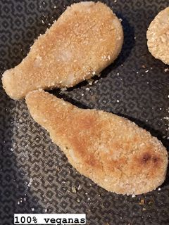 Una foto de Nuggets veganos de lenteja al curry y arroz